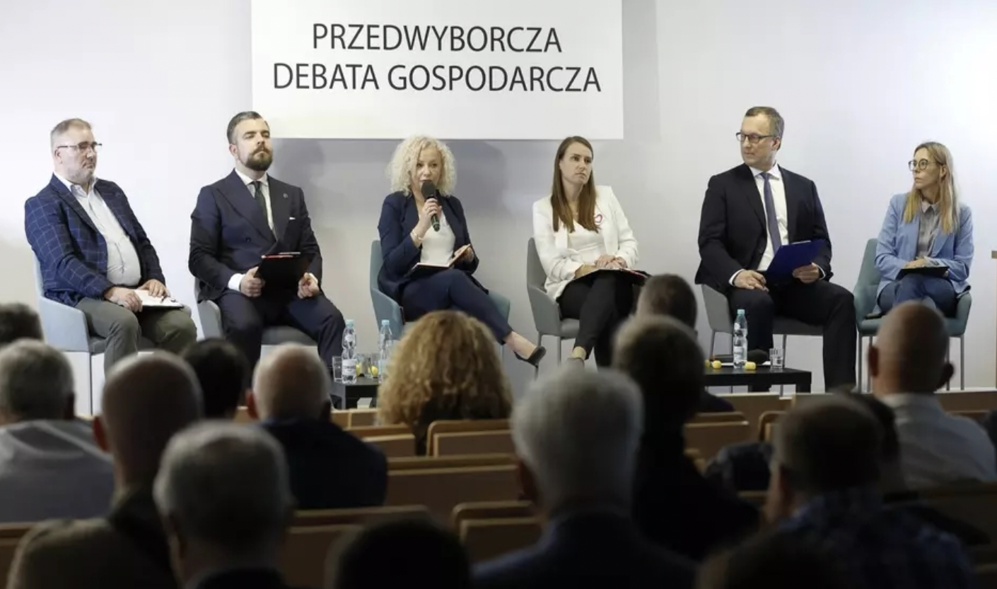 Na zdjęciu uczestnicy debaty